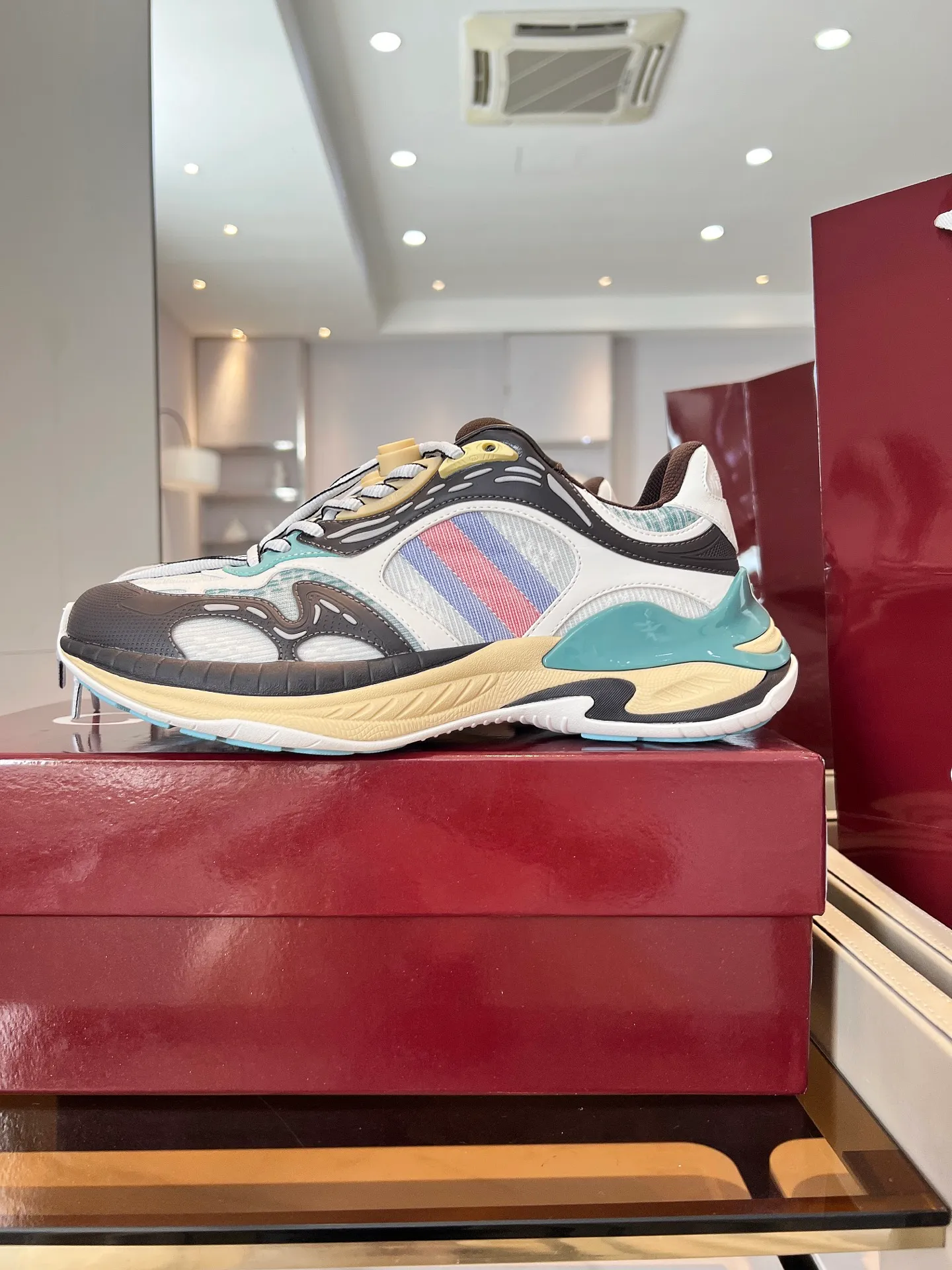 [G Home] P:920💰 Men’s size comes out first Size: 39-45 (45 customized) 2025Gucci series 2.0 sports shoes are made with heavy investment❤️‍🔥❤️‍🔥❤️‍🔥Renewed interpretation of the brand's iconic striped webbing elements😍😍When retro genes collide with futuristic design🎊🎊This new pair of Gucci shoes directly reaches the trend threshold💥 ✔️Color combination of caron contrast + classic stripes, GG reflective piping, visual impact, and comes with a high-light filter for street use ✔️ The structure is made of multi-layer splicing of different materials, mesh is breathable, leather is shaped, and the outsole is made of EVA foam and TPU. 😍😍😍Fashion and practicality are both online ✔️ Detailed double G midsole + iconic double G lock shoelaces, retro DNA is crazy and restless, and every step is based on the trendy aesthetic ❤️❤️❤���❤️